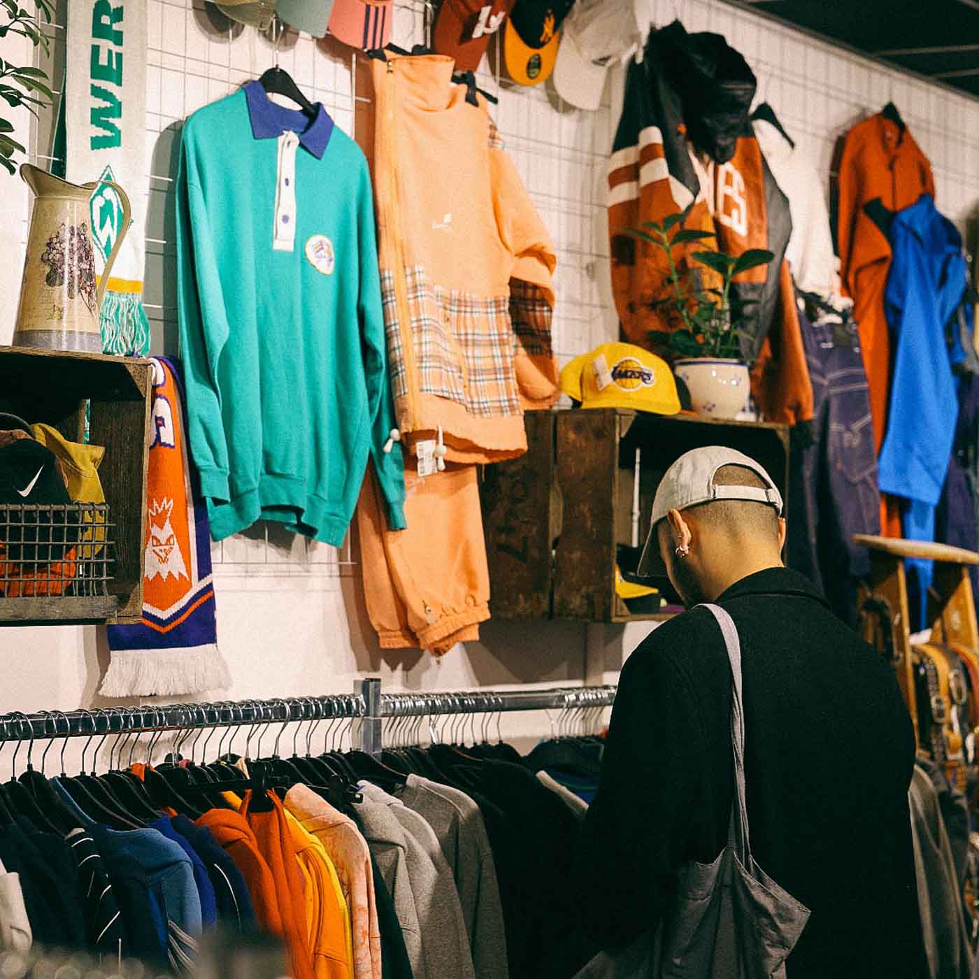 Vintage shopping man at ThriftTale Enschede De Heurne 49