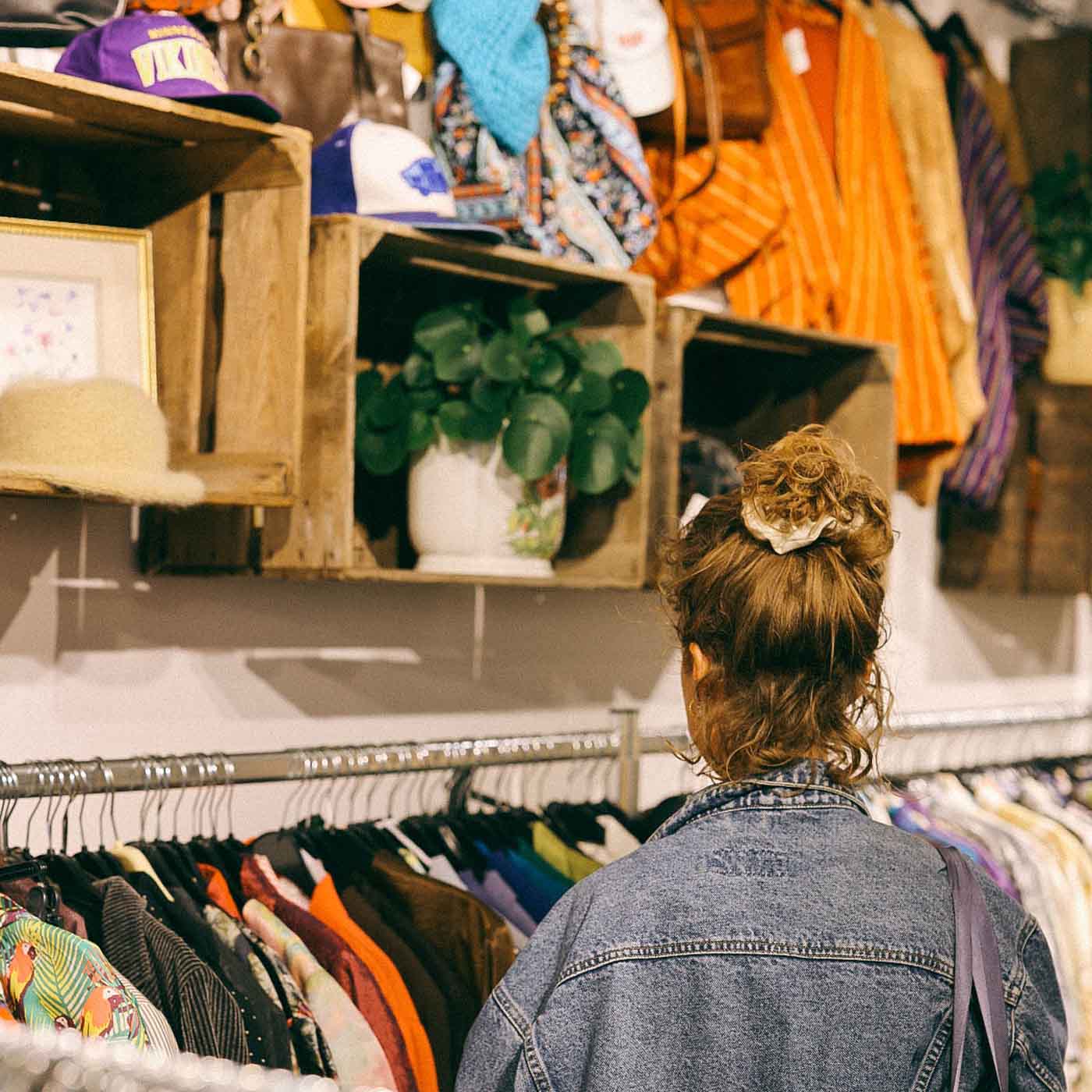 Vintage shopping woman at ThriftTale Enschede De Heurne 49