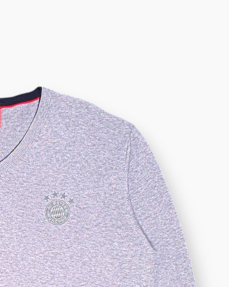 Front-detail-2 Pre-owned FC BAYERN MUNCHEN Pullover Sweater – Gray V‑neck with Crest