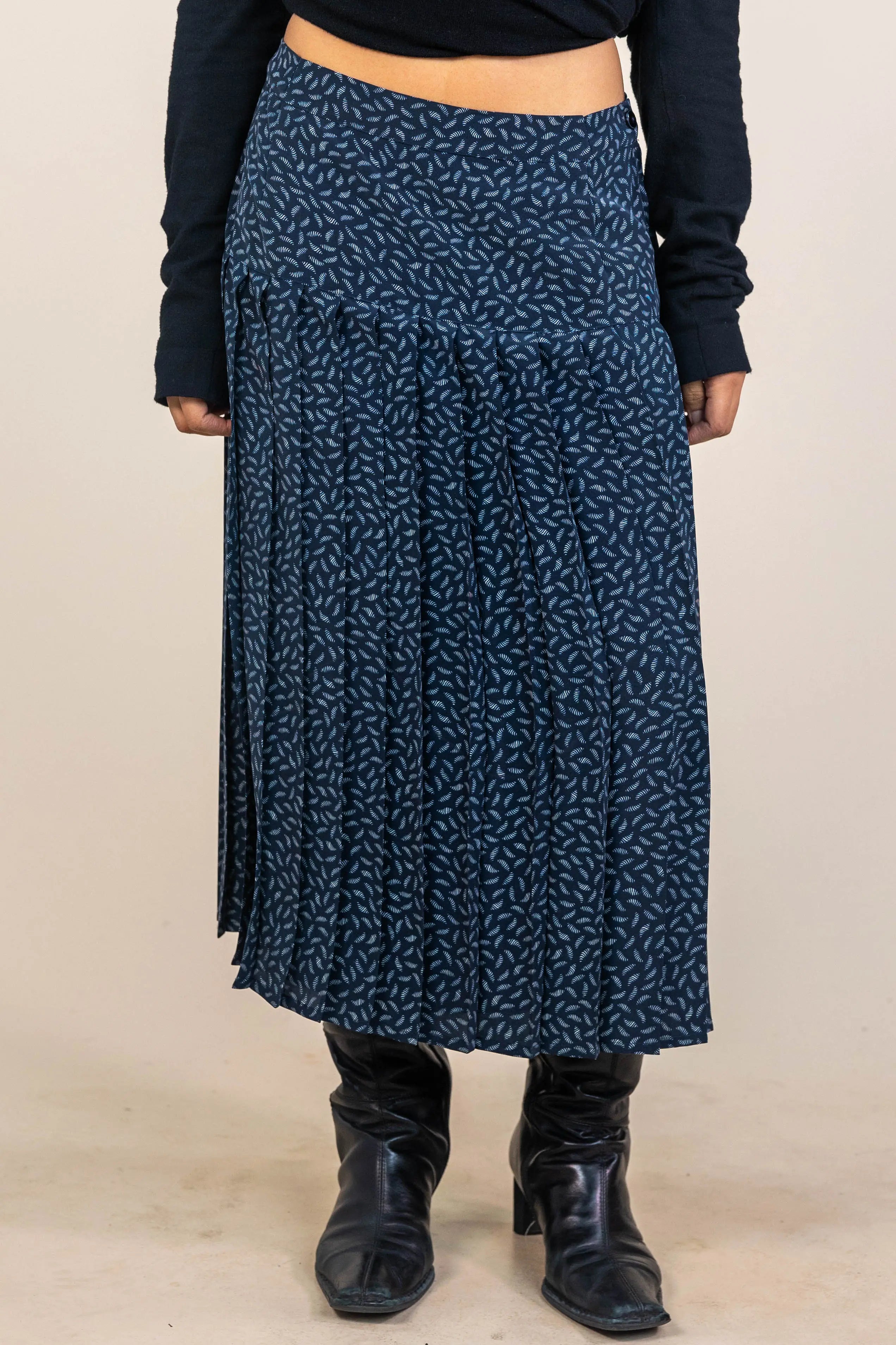 Intervista - Vintage 80s Pleated Midi Skirt- ThriftTale.com - Vintage and second handclothing