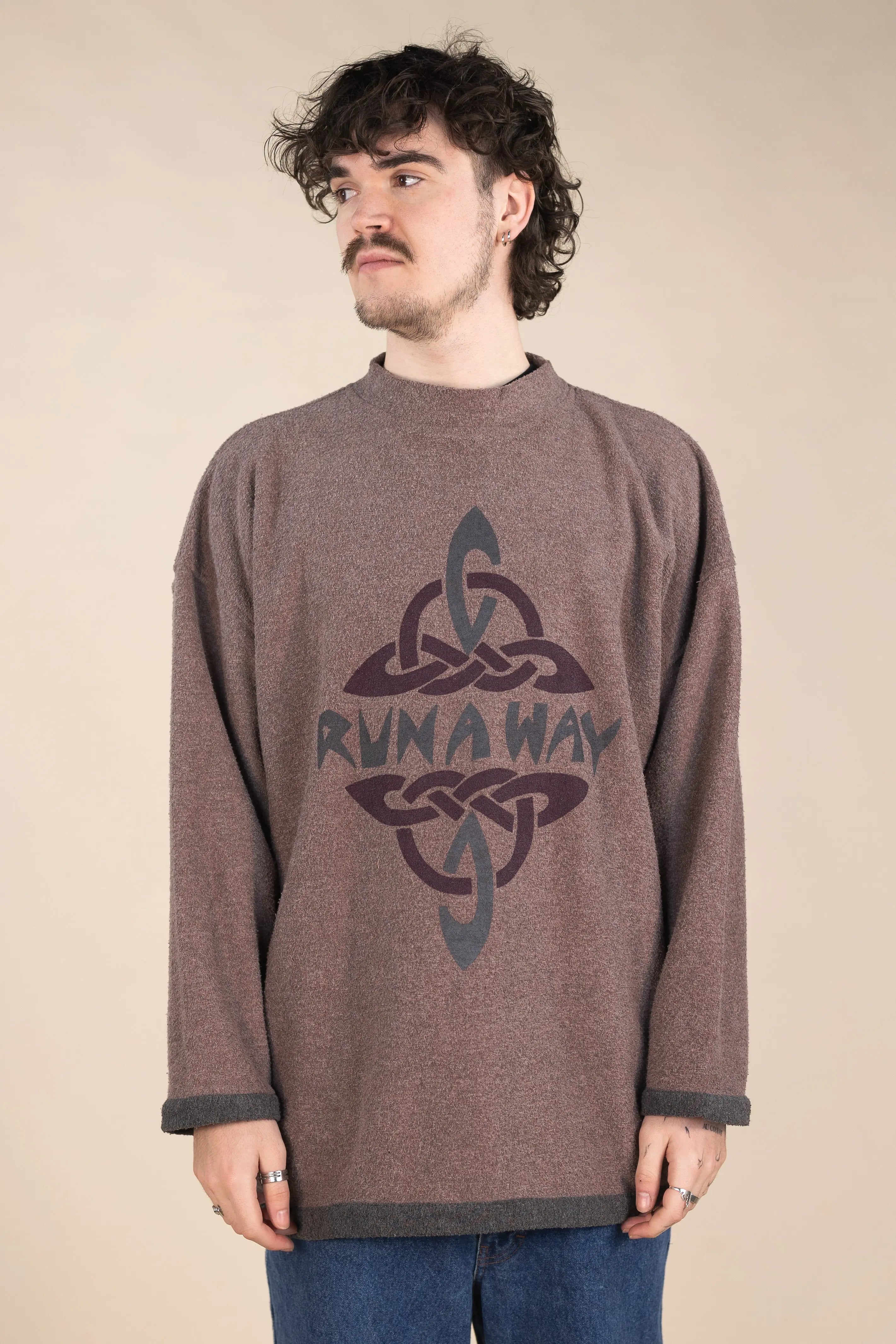 Runaway - 00s Fleece Jumper- ThriftTale.com - Vintage and second handclothing
