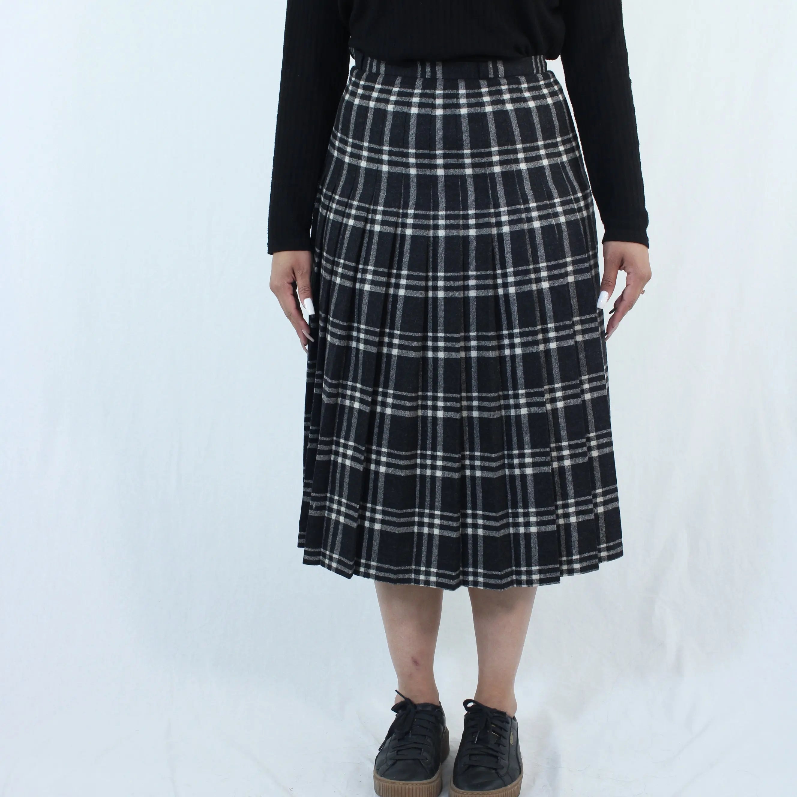 Sixth Sense - 100% Wool Pleated Skirt with Tartan Pattern- ThriftTale.com - Vintage and second handclothing