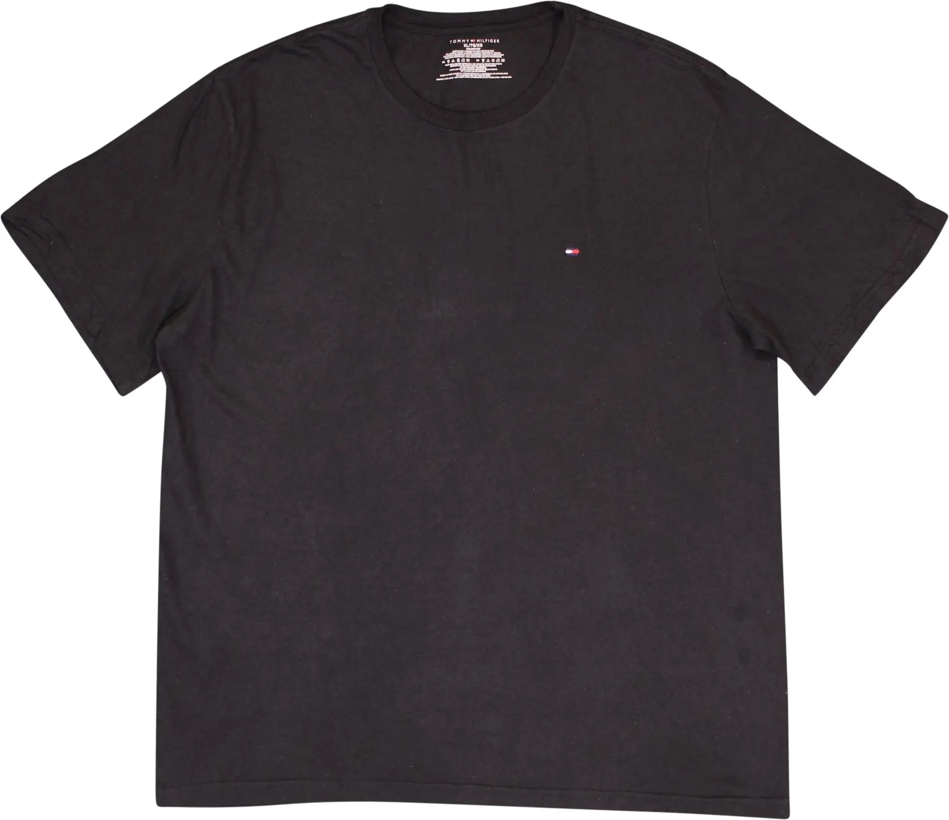 Tommy Hilfiger - Black T-Shirt by Tommy Hilfiger- ThriftTale.com - Vintage and second handclothing