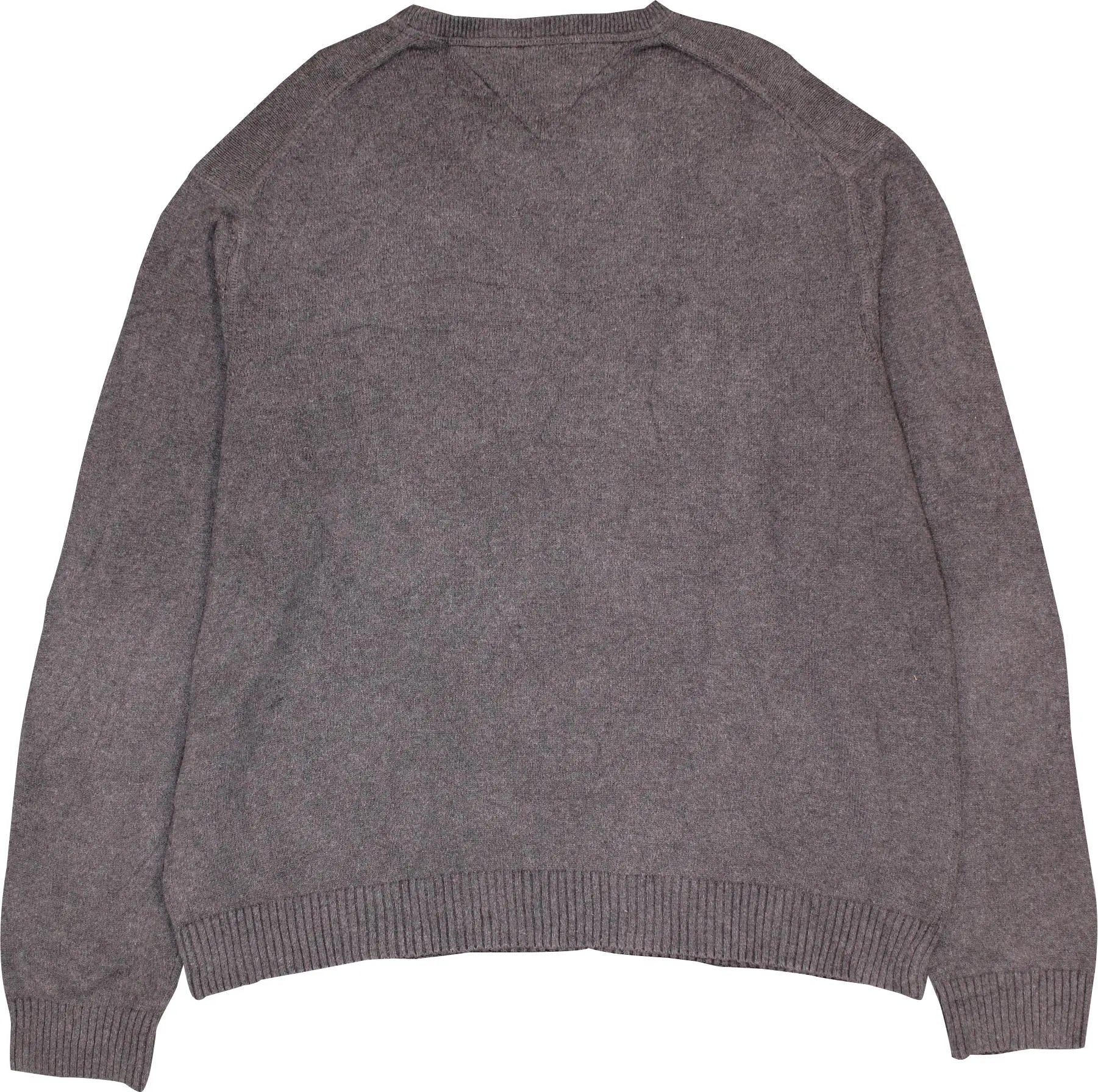 Tommy Hilfiger - Grey Sweater by Tommy Hilfiger- ThriftTale.com - Vintage and second handclothing
