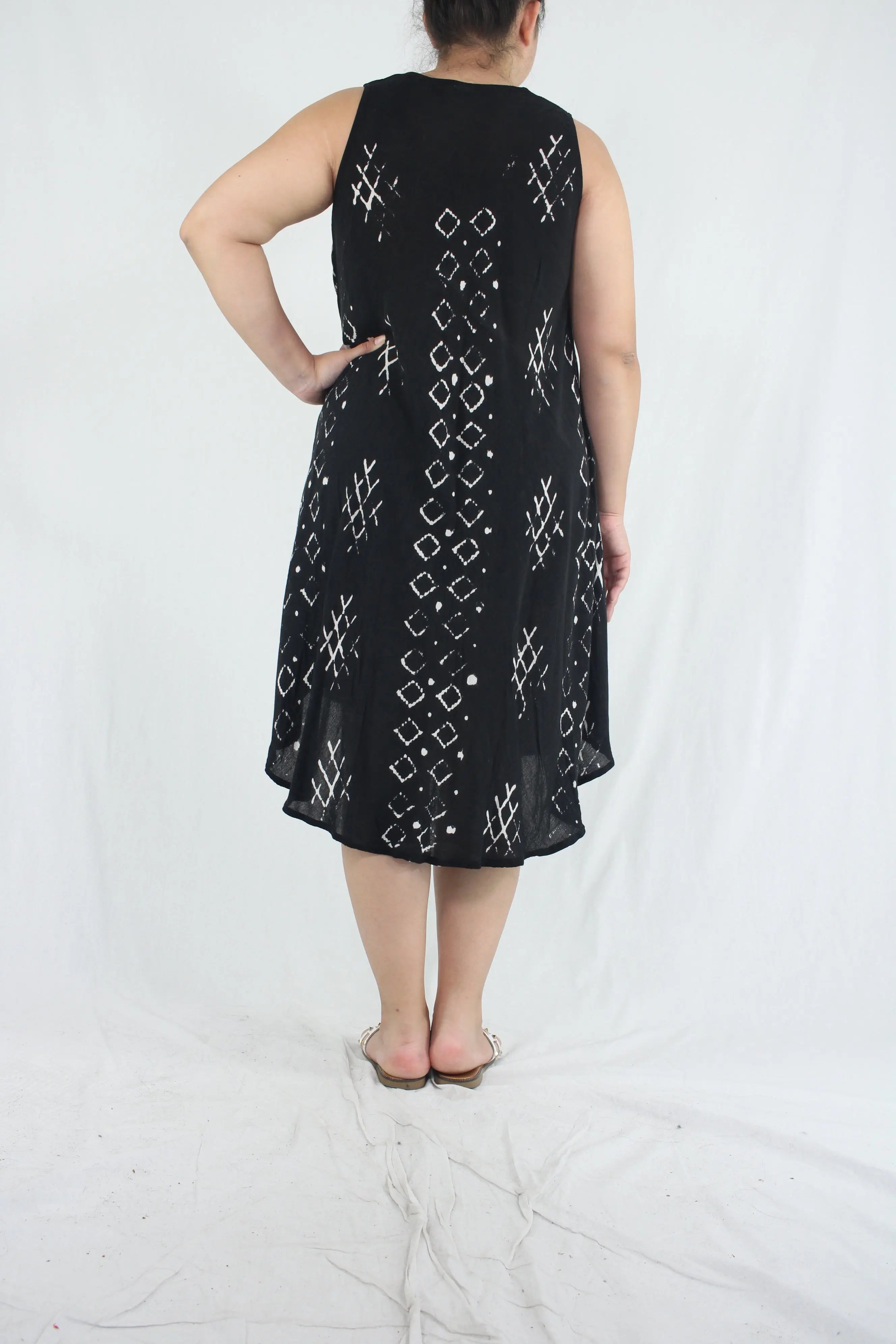 Unknown - Black Patterned Dress- ThriftTale.com - Vintage and second handclothing