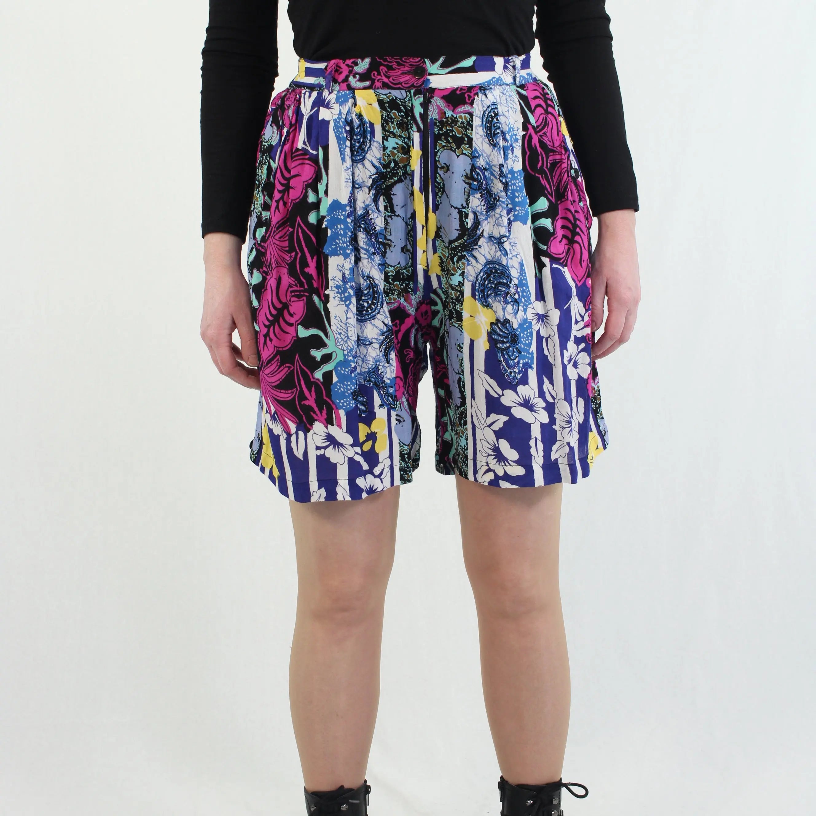 Unknown - Colourful Summer Shorts- ThriftTale.com - Vintage and second handclothing