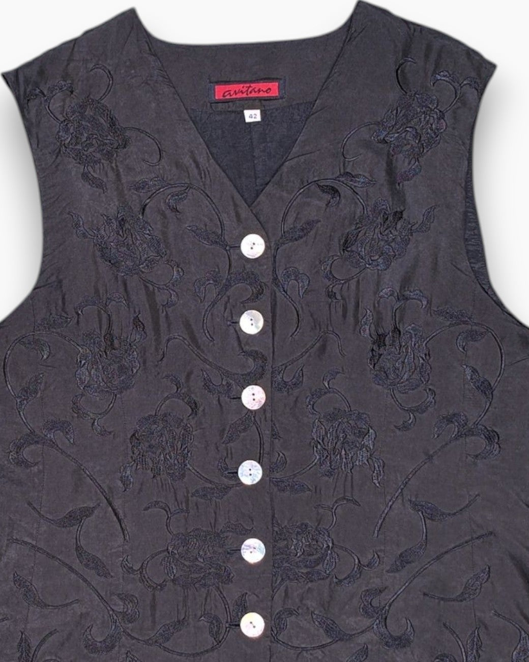 Front-detail-1 Vintage 80s/90s avítano Sleeveless Button Front Top – Black Floral Jacquard